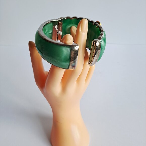 New Angelique De Paris gold plated starfish green bangle bracelet. - Picture 15 of 17